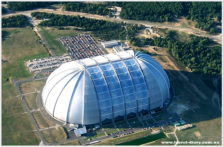 Аквапарк Tropical Islands у Німеччині